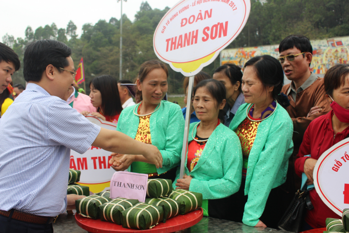 Giỗ Tổ H&ugrave;ng Vương 2017: Rộn r&agrave;ng hội thi g&oacute;i b&aacute;nh chưng, gi&atilde; b&aacute;nh giầy