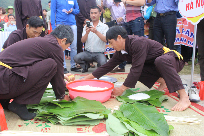 Giỗ Tổ H&ugrave;ng Vương 2017: Rộn r&agrave;ng hội thi g&oacute;i b&aacute;nh chưng, gi&atilde; b&aacute;nh giầy