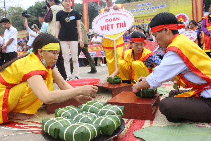 Giỗ Tổ H&ugrave;ng Vương 2017: Rộn r&agrave;ng hội thi g&oacute;i b&aacute;nh chưng, gi&atilde; b&aacute;nh giầy