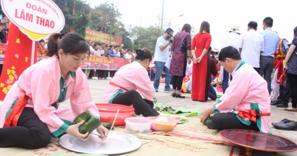 Giỗ Tổ Hùng Vương 2017: Rộn ràng hội thi gói bánh chưng, giã bánh giầy