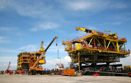 Kinh tế 24h: iPhone hở điện khiến nạn nh&acirc;n bị giật, Vietjet Air b&aacute;o l&atilde;i th&ecirc;m 200 tỷ đồng