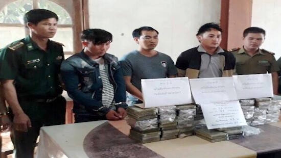 Lực lượng đánh án Việt - Lào bắt 3 đối tượng, thu 97 bánh heroin