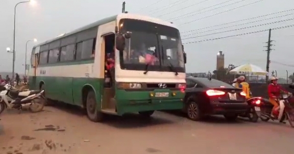 Thanh Hóa: Xe “dù” đưa đón công nhân, thoải mái hoạt động chui