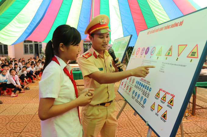 Tuy&ecirc;n truyền luật cho học sinh Trường tiểu học L&ecirc; Hữu Tr&aacute;c.