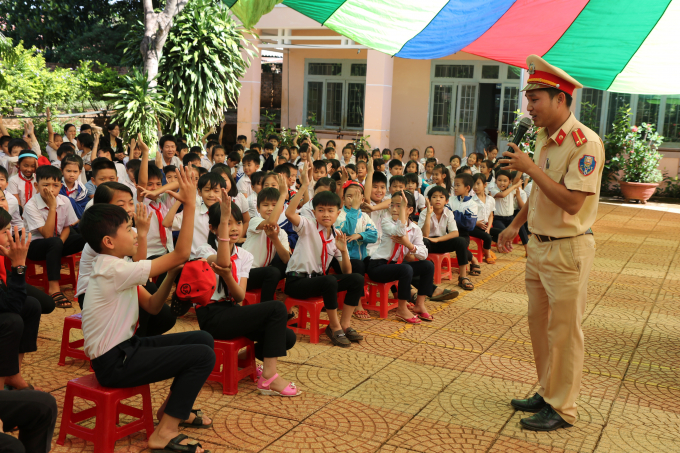 C&aacute;c em học sinh h&agrave;o hứng tham gia.