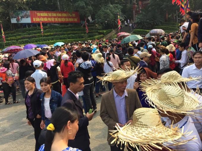 Lượng du kh&aacute;ch đến với Lễ hội Đền H&ugrave;ng năm 2017 ng&agrave;y một đ&ocirc;ng.