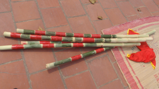 Dụng cụ gi&atilde; b&aacute;nh giầy l&agrave; ch&agrave;y tre, cối đ&oacute;. Trong đ&oacute;, ch&agrave;y tre phải được l&agrave;m từ loại tre kh&ocirc;ng non, kh&ocirc;ng gi&agrave; để khi gi&atilde; b&aacute;nh ch&agrave;y kh&ocirc;ng bị g&atilde;y.&nbsp;Cối đ&aacute;, ch&agrave;y tre phải được rửa sạch v&agrave; tr&ugrave;m vải tr&aacute;nh bụi bặm bay v&agrave;o.