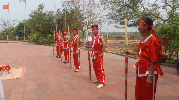 Trước khi gi&atilde; b&aacute;nh, Chủ Từ đ&igrave;nh l&agrave;ng Mộ Chu Hạ thắp nhang k&iacute;nh b&aacute;o Vua, Th&agrave;nh Ho&agrave;ng l&agrave;ng, thần linh thổ địa xin ph&eacute;p l&agrave;m lễ gi&atilde; b&aacute;nh giầy. Đồng thời, c&aacute;c thanh ni&ecirc;n trai tr&aacute;ng khỏe mạnh v&aacute;i tứ ph&iacute;a xin ph&eacute;p trước khi gi&atilde; b&aacute;nh giầy.