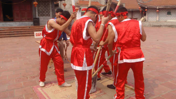 Để c&oacute; được những chiếc b&aacute;nh giầy vừa ngon vừa đẹp mắt, c&aacute;c th&agrave;nh ni&ecirc;n thay nhau cầm ch&agrave;y h&eacute;t lớn rồi nhấc&nbsp;ch&agrave;y l&ecirc;n cao đem theo mẻ b&aacute;nh trong cối đặt v&agrave;o m&acirc;m chờ sẵn. Người n&agrave;y nhanh ch&oacute;ng lấy lạt giang x&eacute; nhỏ cắt b&aacute;nh th&agrave;nh 5 phần, rồi chuyển cho người nặn.