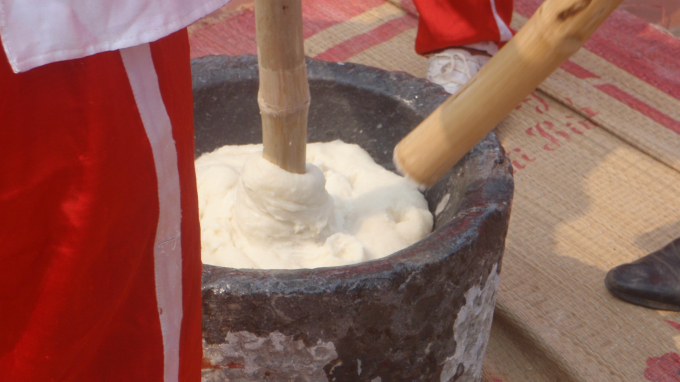 Cũng theo người d&acirc;n Mộ Chu Hạ, một cối gi&atilde; chỉ được 5 c&aacute;i b&aacute;nh giầy, bột khi lấy ra khỏi cối kh&ocirc;ng được để thừa.