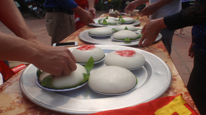 Những chiếc b&aacute;nh sau khi được mang ra khỏi cối vẫn n&oacute;ng v&agrave; trang tr&iacute; họa tiết. H&igrave;nh thức đẹp mắt, b&aacute;nh lại ngon sẽ được chọn d&acirc;ng tiến l&ecirc;n c&aacute;c Vua H&ugrave;ng.