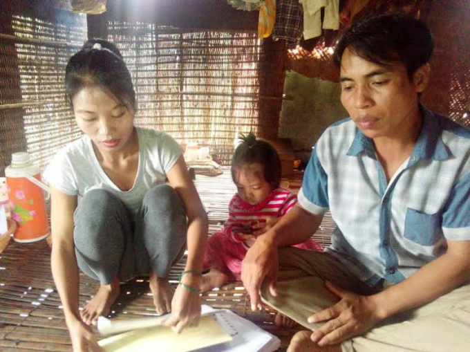 B&agrave; Muốch v&agrave; chồng tr&igrave;nh b&agrave;y vụ việc.