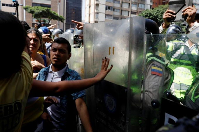Venezuela: L&agrave;n s&oacute;ng biểu t&igrave;nh chống ch&iacute;nh phủ lan rộng