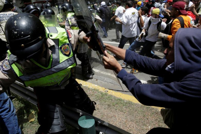 Venezuela: L&agrave;n s&oacute;ng biểu t&igrave;nh chống ch&iacute;nh phủ lan rộng