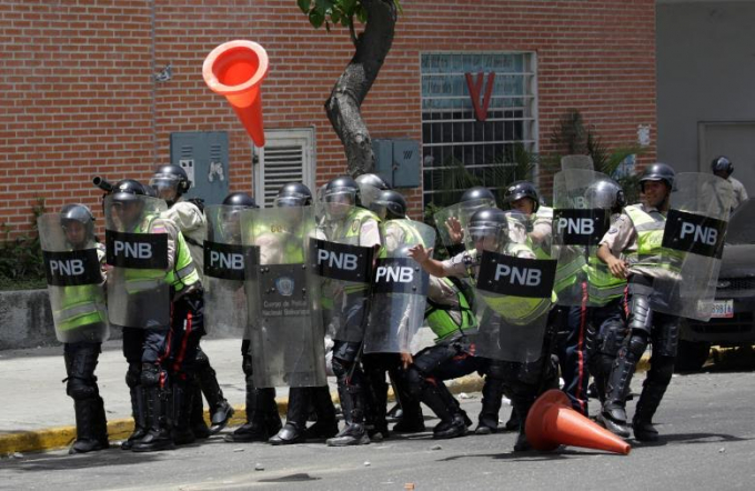 Lực lượng an ninh sử dụng khi&ecirc;n v&agrave; b&igrave;nh xịt hơi cay trong cuộc biểu t&igrave;nh.