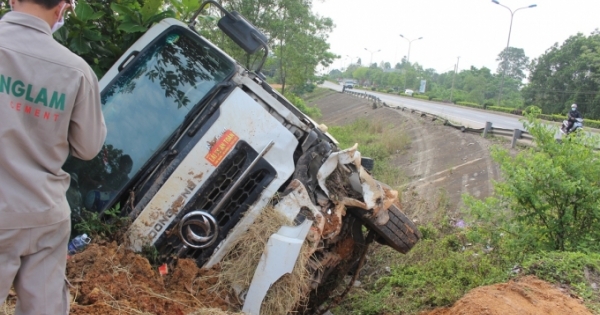 Thừa Thiên Huế: Xe chở dưa gặp nạn, người dân gom góp tiền mua dưa giúp tài xế