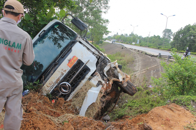 Thừa Thi&ecirc;n Huế: Xe chở dưa gặp nạn, người d&acirc;n gom g&oacute;p tiền mua dưa gi&uacute;p t&agrave;i xế