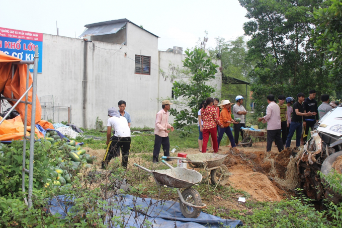 Thừa Thi&ecirc;n Huế: Xe chở dưa gặp nạn, người d&acirc;n gom g&oacute;p tiền mua dưa gi&uacute;p t&agrave;i xế