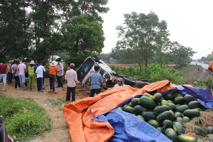 Nhiều người d&acirc;n đ&atilde; gi&uacute;p t&agrave;i xế nhặt dưa v&agrave; mua dưa gi&uacute;p.