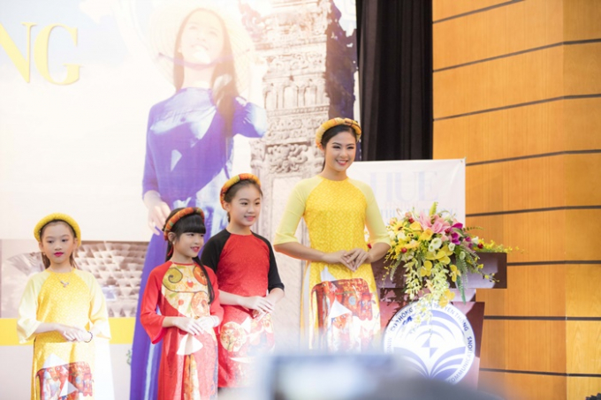 Ngọc H&acirc;n, Thanh T&uacute; tham gia Festival nghề truyền thống Huế 2017