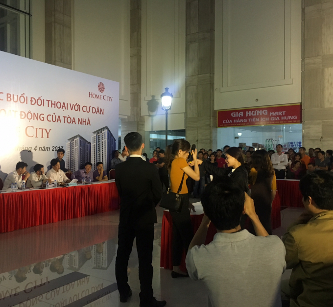 Người d&acirc;n c&oacute; &yacute; kiến trong cuộc họp.