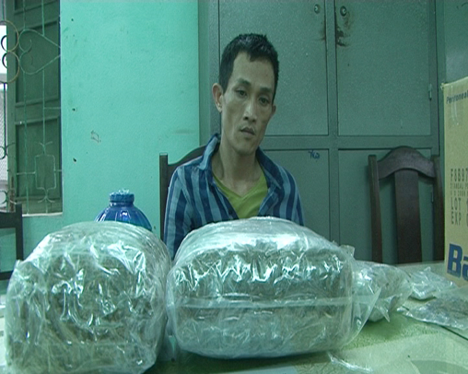 Đối tượng T&acirc;n c&ugrave;ng tang vật.