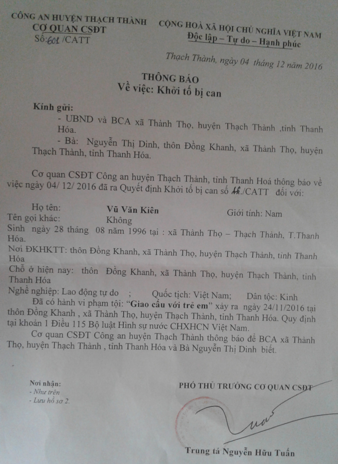 Quyết định khởi tố bị can, khởi tố vụ &aacute;n h&igrave;nh sự tội giao cấu với trẻ em. Ảnh: Nguyệt Chi