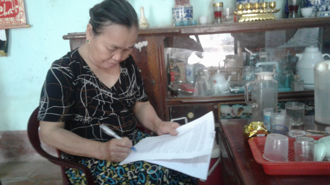 B&agrave; ngoại ng&agrave;y đ&ecirc;m đi t&igrave;m c&ocirc;ng l&yacute; cho ch&aacute;u. Ảnh: Nguyệt Chi