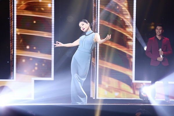 Thần tượng Bolero 2017 tập 5: &ldquo;Chết cười&rdquo; với m&agrave;n đọ catwalk của 4 HLV với hotboy 1m8