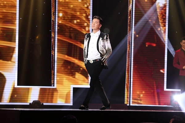 &nbsp;C&aacute;c vị HLV trổ t&agrave;i catwalk tranh gi&agrave;nh th&iacute; sinh n&agrave;y.&nbsp;