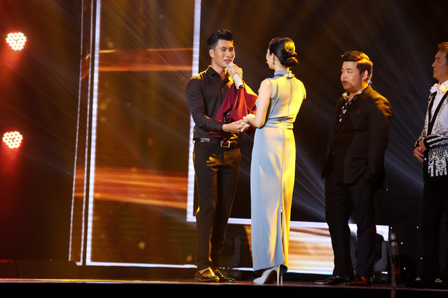 Lệ Quy&ecirc;n chưng hửng khi th&iacute; sinh nắm tay m&igrave;nh nhưng lại chọn Quang L&ecirc;.&nbsp;