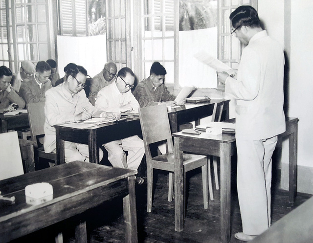 Từ giữa năm 1957, theo quyết định của Bộ Ch&iacute;nh trị v&agrave; Chủ tịch Hồ Ch&iacute; Minh, đồng ch&iacute; L&ecirc; Duẩn ra H&agrave; Nội nhận nhiệm vụ mới. Ảnh: đồng ch&iacute; L&ecirc; Duẩn đọc b&aacute;o c&aacute;o tại Hội nghị Ban Chấp h&agrave;nh Trung ương Đảng Lao động Việt Nam lần thứ 14 (kh&oacute;a II) - H&agrave; Nội, ng&agrave;y 10/11/1958.