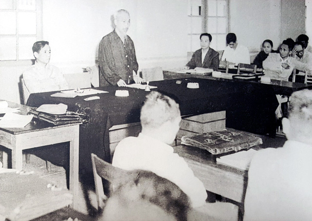 Theo ph&acirc;n c&ocirc;ng của Ban Chấp h&agrave;nh Trung ương Đảng, đồng ch&iacute; L&ecirc; Duẩn được giao tr&aacute;ch nhiệm trực tiếp gi&uacute;p Chủ tịch Hồ Ch&iacute; Minh điều h&agrave;nh c&ocirc;ng việc chung của Đảng; được ph&acirc;n c&ocirc;ng chỉ đạo chuẩn bị Đề &aacute;n v&agrave; dự thảo Nghị quyết về c&aacute;ch mạng miền Nam để đưa ra Hội nghị lần thứ 15 Ban Chấp h&agrave;nh Trung ương Đảng (kh&oacute;a II) thảo luận v&agrave; quyết định. Ảnh: Chủ tịch Hồ Ch&iacute; Minh v&agrave; đồng ch&iacute; L&ecirc; Duẩn (thứ nhất, b&ecirc;n tr&aacute;i) dự Hội nghị lần thứ 16 Ban Chấp h&agrave;nh Trung ương Đảng mở rộng (kh&oacute;a II) - H&agrave; Nội, th&aacute;ng 4/1959.