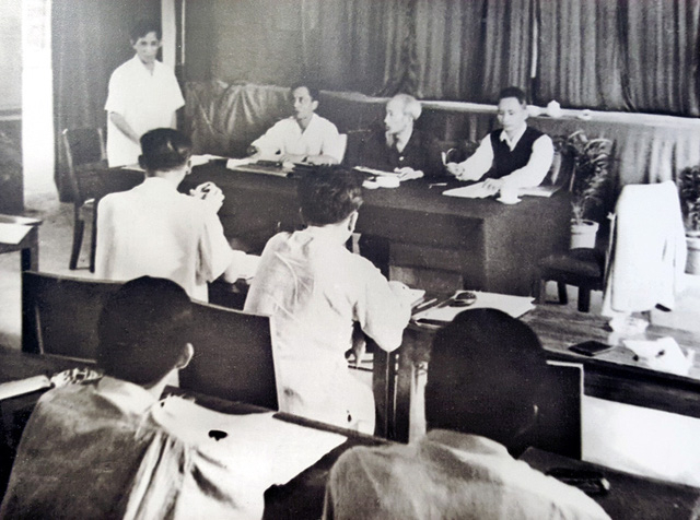 Năm 1960, đồng ch&iacute; L&ecirc; Duẩn được ph&acirc;n c&ocirc;ng gi&uacute;p Chủ tịch Hồ Ch&iacute; Minh chủ tr&igrave; chuẩn bị B&aacute;o c&aacute;o Ch&iacute;nh trị tr&igrave;nh Đại hội to&agrave;n quốc lần thứ III của Đảng, đề ra 2 chiến lược c&aacute;ch mạng: Tiến h&agrave;nh c&aacute;ch mạng x&atilde; hội chủ nghĩa ở miền Bắc, ho&agrave;n th&agrave;nh c&aacute;ch mạng d&acirc;n tộc d&acirc;n chủ ở miền Nam, kết hợp c&aacute;ch mạng hai miền nhằm mục ti&ecirc;u chung l&agrave; ho&agrave;n th&agrave;nh giải ph&oacute;ng d&acirc;n tộc, thực hiện thống nhất nước nh&agrave;, đưa cả nước tiến l&ecirc;n chủ nghĩa x&atilde; hội. Tại Đại hội, đồng ch&iacute; được bầu l&agrave;m B&iacute; thư thứ Nhất Ban Chấp h&agrave;nh Trung ương Đảng Lao động Việt Nam.