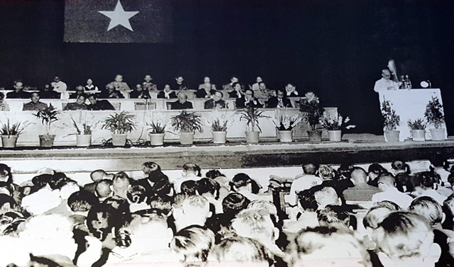 Ng&agrave;y 27/3/2964, Chủ tịch Hồ Ch&iacute; Minh triệu tập Hội nghị Ch&iacute;nh trị đặc biệt (Hội nghị Di&ecirc;n Hồng thời kỳ chống đế quốc Mỹ) để biểu thị quyết t&acirc;m của to&agrave;n d&acirc;n tộc trong x&acirc;y dựng v&agrave; bảo vệ miền Bắc, giải ph&oacute;ng miền Nam, gi&agrave;nh h&ograve;a b&igrave;nh, thống nhất đất nước.
