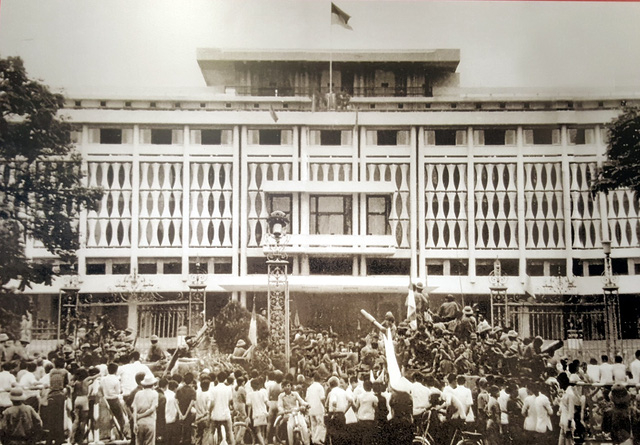 Cờ chiến thắng tung bay tr&ecirc;n n&oacute;c dinh Độc Lập, cơ quan đầu n&atilde;o của ch&iacute;nh quyền S&agrave;i G&ograve;n, s&aacute;ng ng&agrave;y 30/4/1975, kết th&uacute;c thắng lợi cuộc kh&aacute;ng chiến chống Mỹ, cứu nước của nh&acirc;n d&acirc;n Việt Nam.