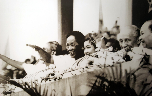 B&iacute; thư thứ Nhất L&ecirc; Duẩn v&agrave; c&aacute;c đồng ch&iacute; l&atilde;nh đạo Đảng, Nh&agrave; nước tr&ecirc;n lễ đ&agrave;i mừng chiến thắng của nh&acirc;n d&acirc;n Thủ đ&ocirc;, ng&agrave;y 7/5/1975.