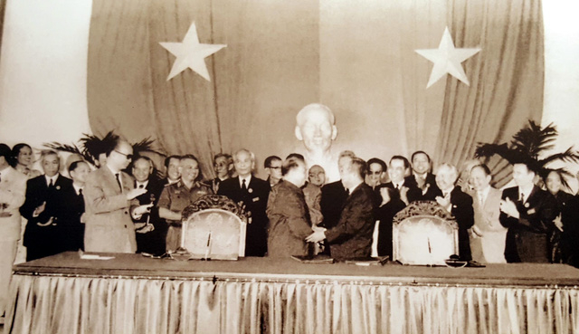 Lễ k&yacute; c&aacute;c văn kiện ch&iacute;nh thức của Hội nghị Hiệp thương Ch&iacute;nh trị thống nhất Tổ quốc. S&agrave;i G&ograve;n, ng&agrave;y 21/11/1975.