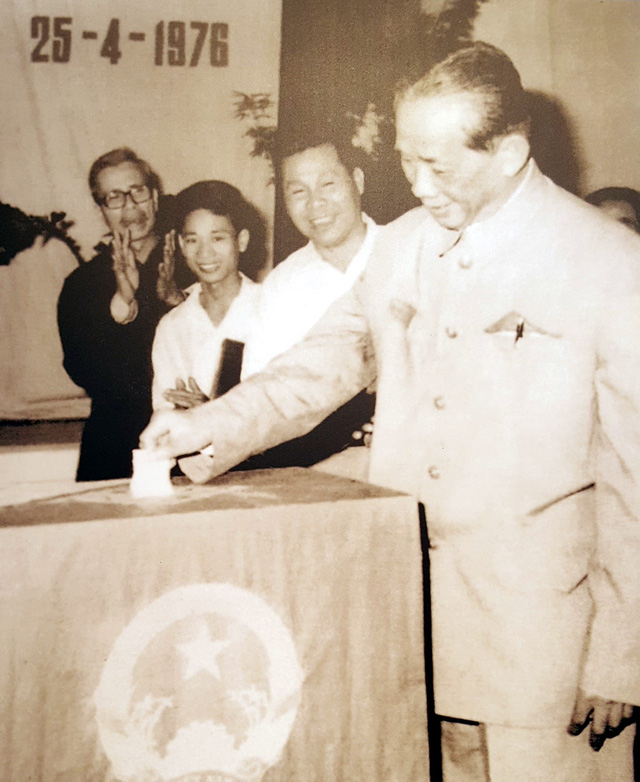 B&iacute; thư thứ Nhất L&ecirc; Duẩn bỏ phiếu bầu Quốc hội kh&oacute;a VI tại h&ograve;m phiếu số 30, khu vực 1, khu phố Ba Đ&igrave;nh, H&agrave; Nội, th&aacute;ng 4/1976.