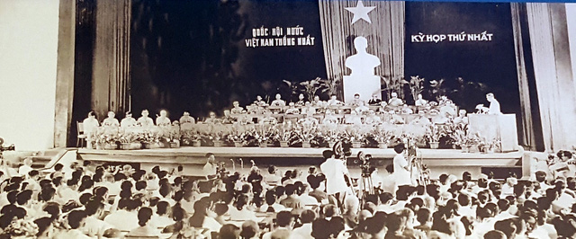 B&iacute; thư thứ Nhất L&ecirc; Duẩn đọc B&aacute;o c&aacute;o Ch&iacute;nh trị đặc biệt tại kỳ họp thứ nhất, Quốc hội kh&oacute;a VI. H&agrave; Nội, ng&agrave;y 25/6/1976.