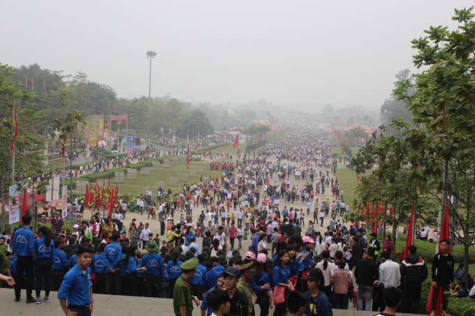 Lực lượng an ninh phối hợp với c&aacute;c đo&agrave;n thanh ni&ecirc;n, c&aacute;c tiểu ban an ninh về quản l&yacute; thị trường đ&atilde; thiết lập c&aacute;c h&agrave;ng r&agrave;o mềm, tiến h&agrave;nh ph&acirc;n luồng th&agrave;nh nhiều nấc trong khu vực s&acirc;n trung t&acirc;m, &nbsp;tr&aacute;nh t&igrave;nh trạng chen lấn, &ugrave;n ứ, &aacute;ch tắc cục bộ từ khu vực bậc tam cấp.