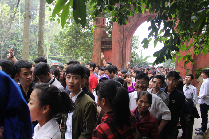 Những năm trước, tại khu vực s&acirc;n h&agrave;nh lễ thường xuy&ecirc;n xảy ra t&igrave;nh trạng người d&acirc;n chen lấn, x&ocirc; đẩy nhau khi đội an ninh mở cửa cho du kh&aacute;ch l&ecirc;n đền Thượng d&acirc;ng hương. Tuy nhi&ecirc;n, t&igrave;nh trạng n&agrave;y năm nay đ&atilde; kh&ocirc;ng diễn ra.