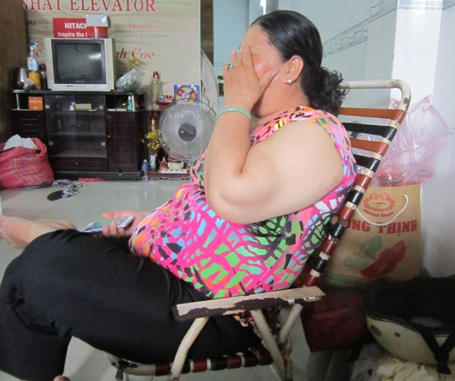 B&agrave; nội nạn nh&acirc;n bật kh&oacute;c thuật lại sự việc.