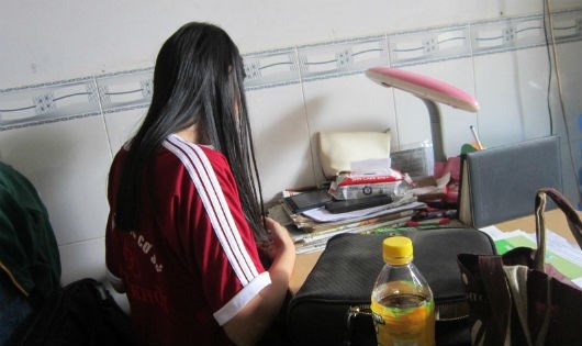 Bé gái bị tình nhân của mẹ xâm hại mỗi tuần 3, 4 lần