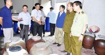 Quản lý sản xuất, kinh doanh rượu thủ công: Vừa lỏng lẻo, vừa chồng chéo