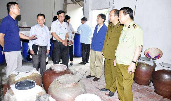 Quản l&yacute; thị trường H&agrave; Nội kiểm tra cơ sở sản xuất rượu thủ c&ocirc;ng tại x&atilde; Hồng Minh, huyện Ph&uacute; Xuy&ecirc;n. Ảnh: Ho&agrave;i Nam