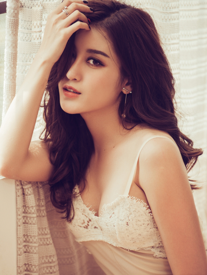 &Aacute; hậu Huyền My bất ngờ diện n&oacute;ng bỏng, khoe h&igrave;nh tượng mới