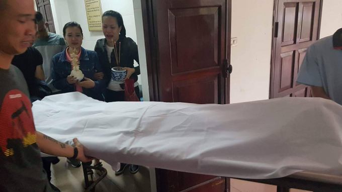 Nạn nh&acirc;n tử nạn tr&ecirc;n đường đến bệnh viện cấp cứu.