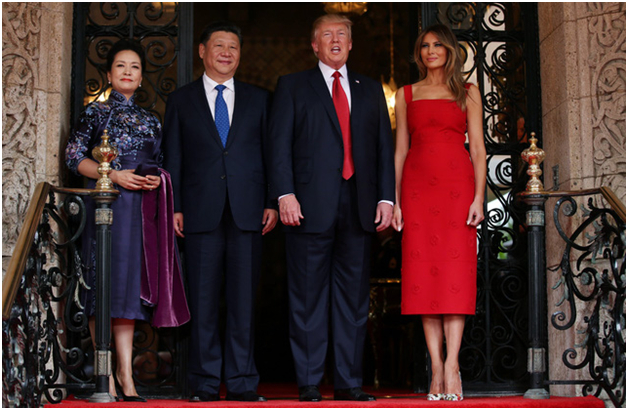 V&agrave;o s&aacute;ng ng&agrave;y 6/4 (theo giờ địa phương), Tổng thống Donald Trump v&agrave; Đệ nhất phu nh&acirc;n Melania Trump đ&atilde; đ&oacute;n tiếp trọng thể Chủ tịch Tập Cận B&igrave;nh v&agrave; phu nh&acirc;n B&agrave;nh Lệ Viện tại khu nghỉ dưỡng Mar-a-Lago ở Palm Beach, bang Florida nh&acirc;n chuyến thăm của nh&agrave; l&atilde;nh đạo Trung Quốc tới Mỹ. (Ảnh: Reuters)