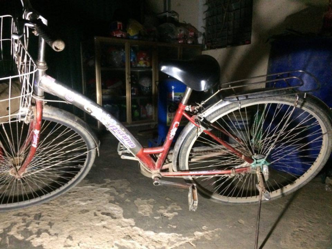 Chiếc xe đạp nghi của hung thủ để lại tại hiện trường.